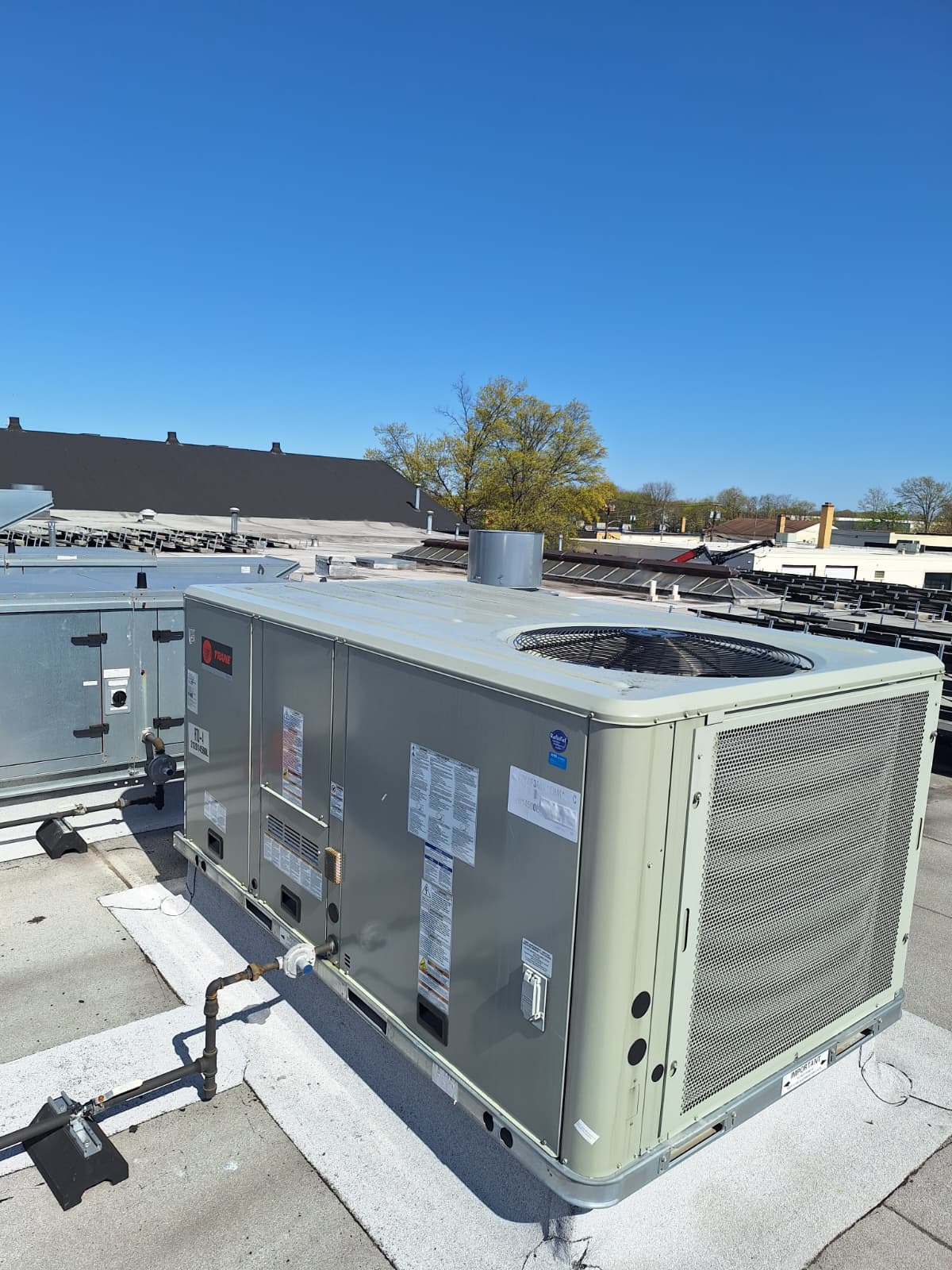 Técnico instalando aire acondicionado split en pared